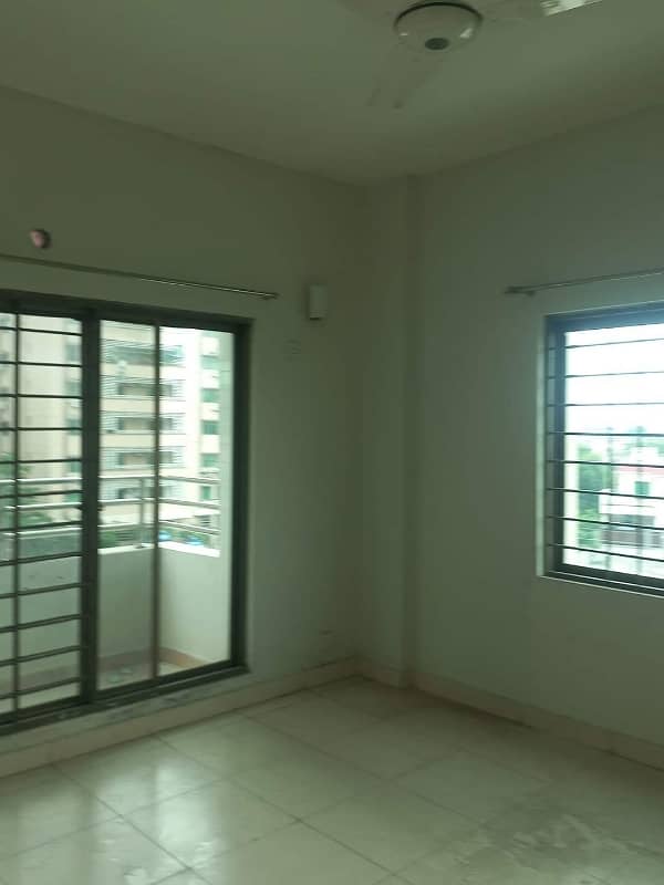 10 Marla 3rd Floor Prime Location Flat Available For Sale. 7