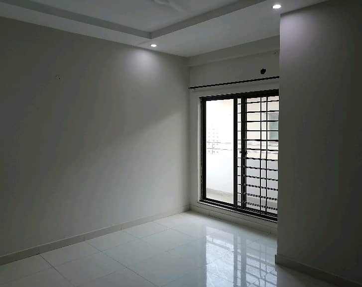 Flat For Grabs In 10 Marla Lahore 0