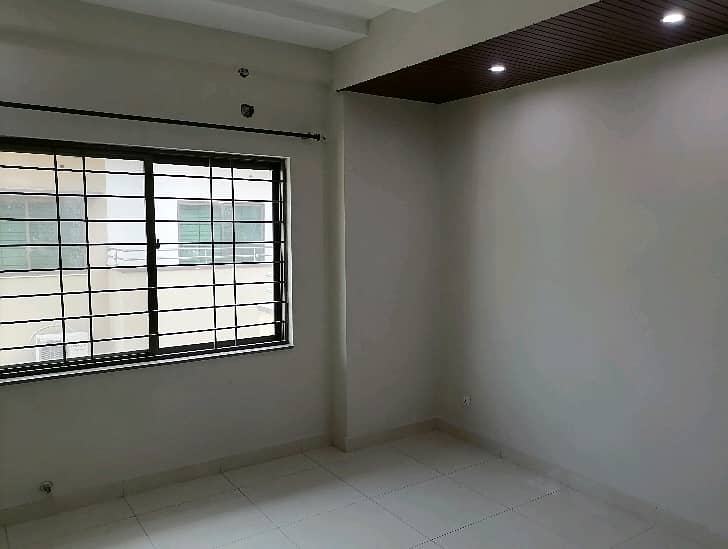 Flat For Grabs In 10 Marla Lahore 4