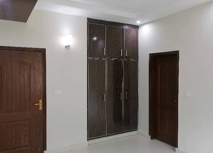 Flat For Grabs In 10 Marla Lahore 5