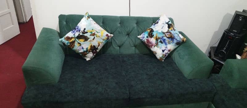 7 sited sofa set with green curtains 1