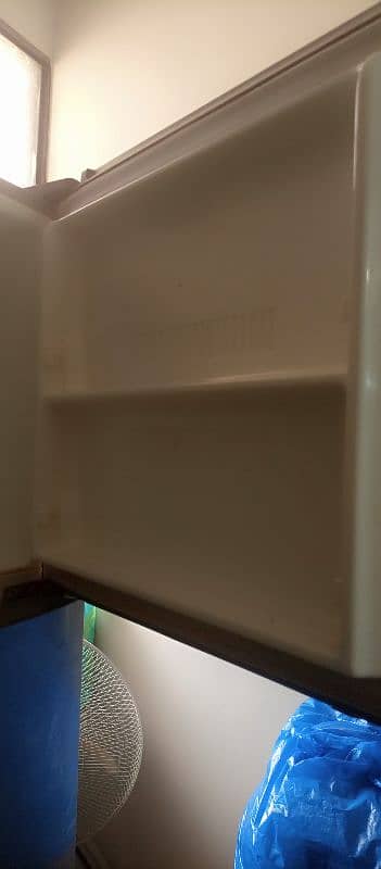 non frost lg refrigerator in working condition 1