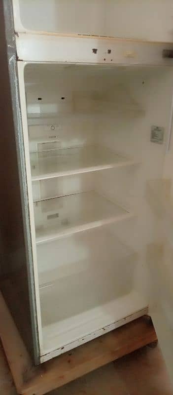 non frost lg refrigerator in working condition 2