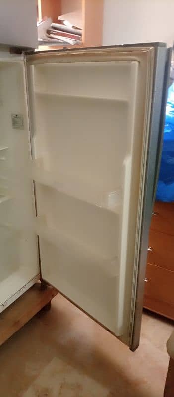 non frost lg refrigerator in working condition 3