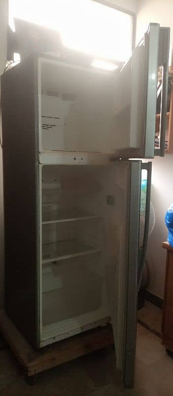 non frost lg refrigerator in working condition 4