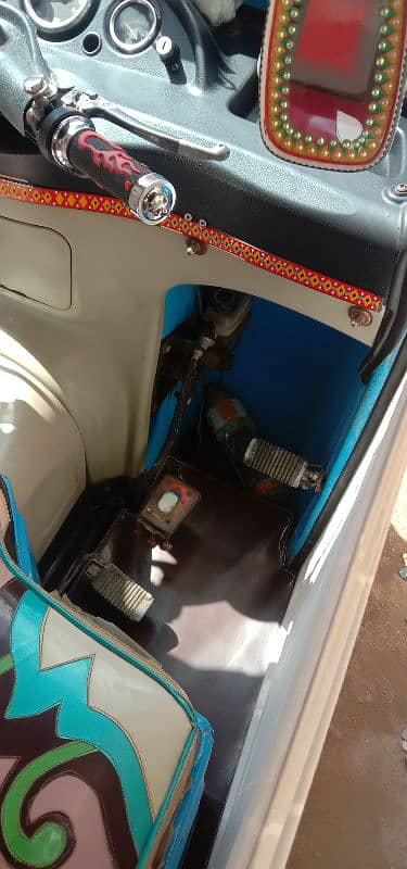 Sazgar Rikshaw 2022 original condition LPG hai,battery 5 month warenty 4