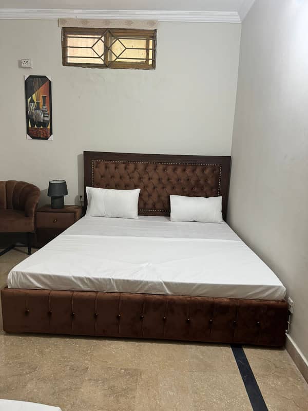 Furnished room daily basis available for rent in G15 1