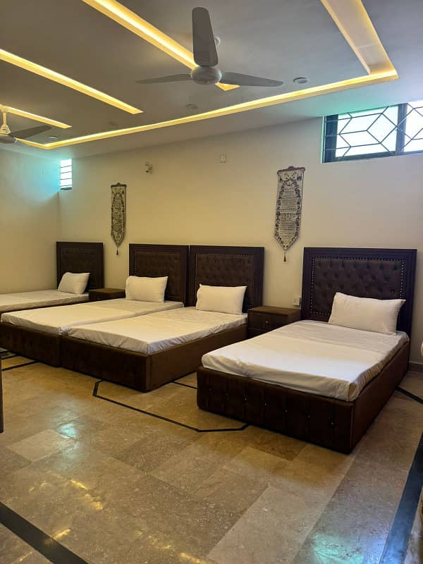 Furnished room daily basis available for rent in G15 4