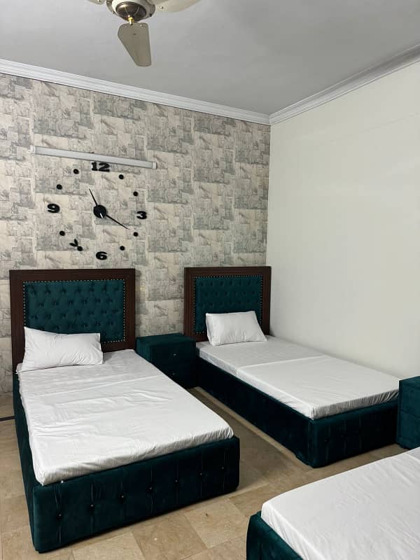 Furnished room daily basis available for rent in G15 11