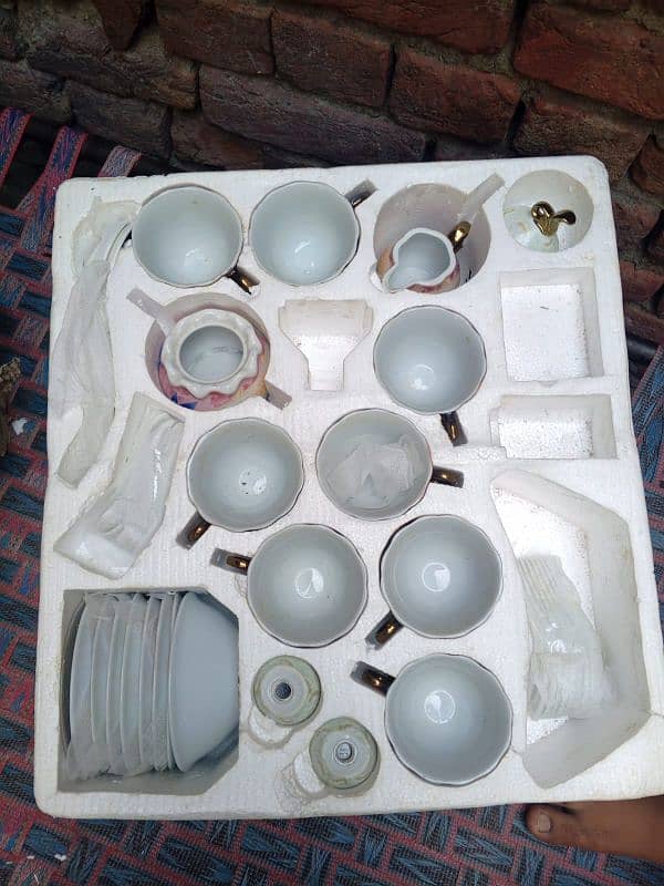 80 PCs cheeni dinner set new box pack ha abi. 03098245782 contact me no 1