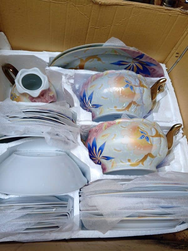 80 PCs cheeni dinner set new box pack ha abi. 03098245782 contact me no 2