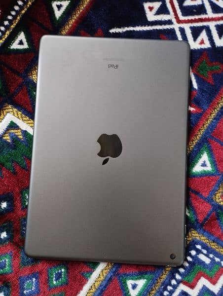 ipad 9th generation 64gb RAM "grey" 10/10 with original power cable 2