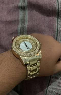 Hand watch golden