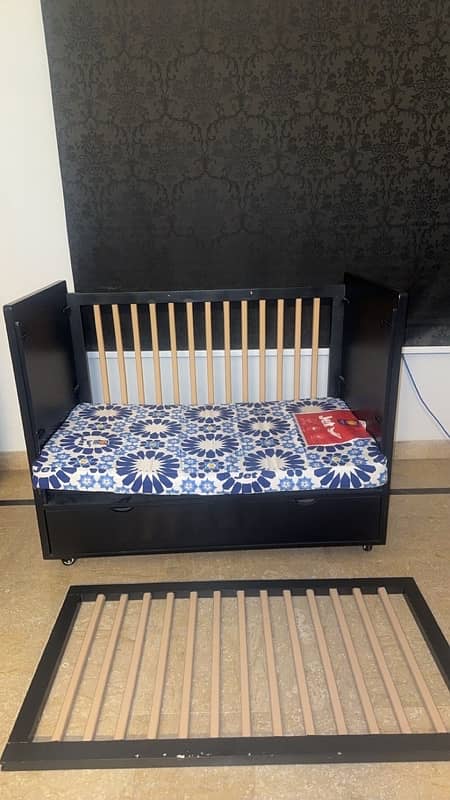 Baby Cot (almost new) 3