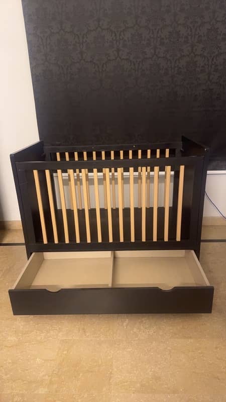 Baby Cot (almost new) 6