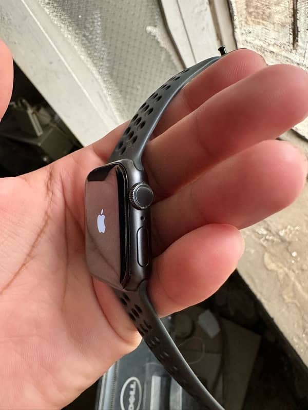 Apple Watch Series 6 41MM Nike Edition 9