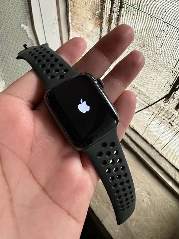 Apple Watch Series 6 41MM Nike Edition 10