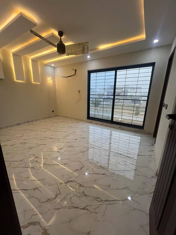 Facing Park 10 Marla Upper Portion Available For Rent In Lake City Sector M3 Extension 23