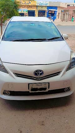 Toyota Prius Alpha 2015