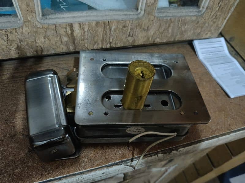 New electric  gate lock  condition  new 0