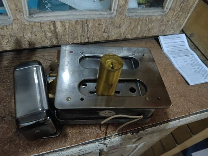 New electric  gate lock  condition  new 1