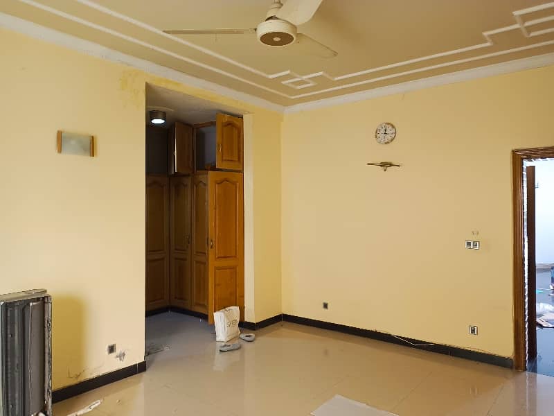 16 Marla 6 bedroom attach washroom Double story house for rent neat and clean demand 300000 3