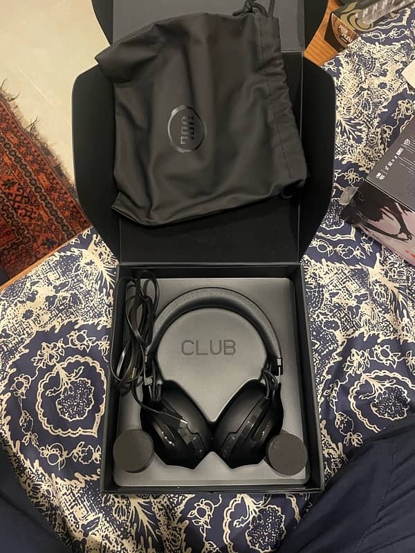 JBL club 700 bt wireless over ear headphones 4