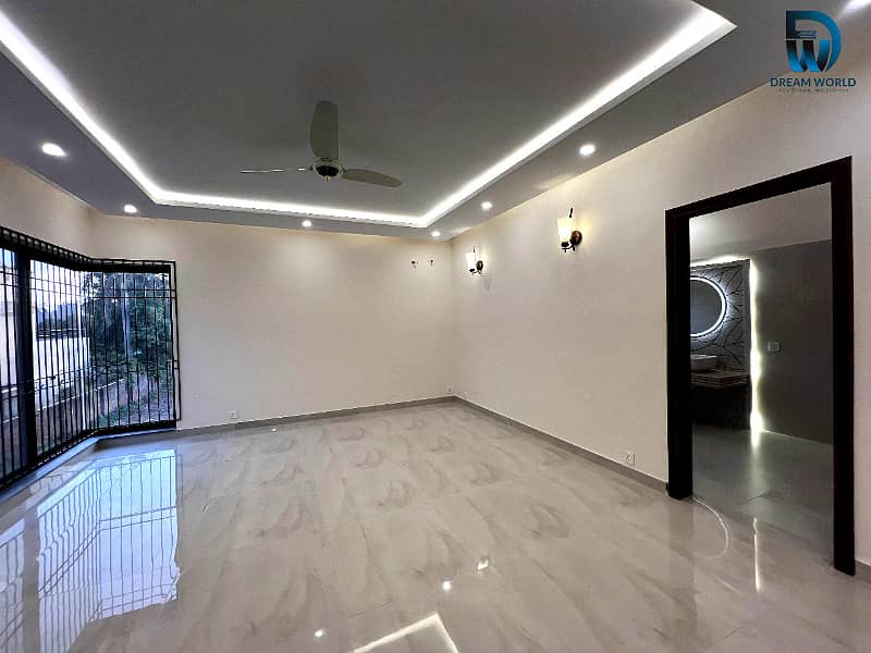 Prime Location 1 Kanal Modern House Available For Sale in DHA Phase 3 3