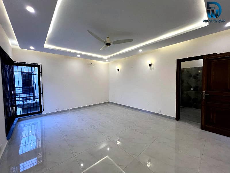 Prime Location 1 Kanal Modern House Available For Sale in DHA Phase 3 12