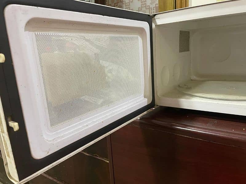 White Dawlance Microwave 2