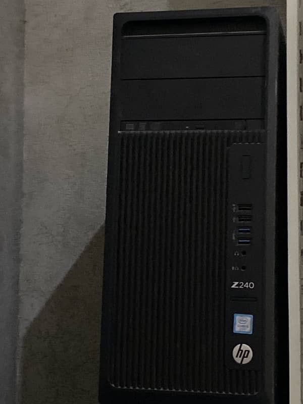 Hp z240 Desktop Computer 0