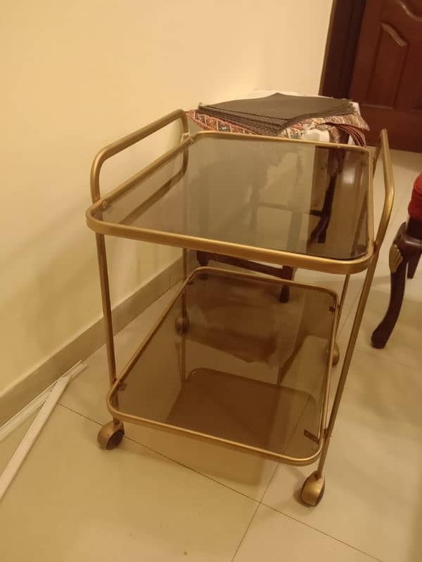 Tea trolley for serving guests 1