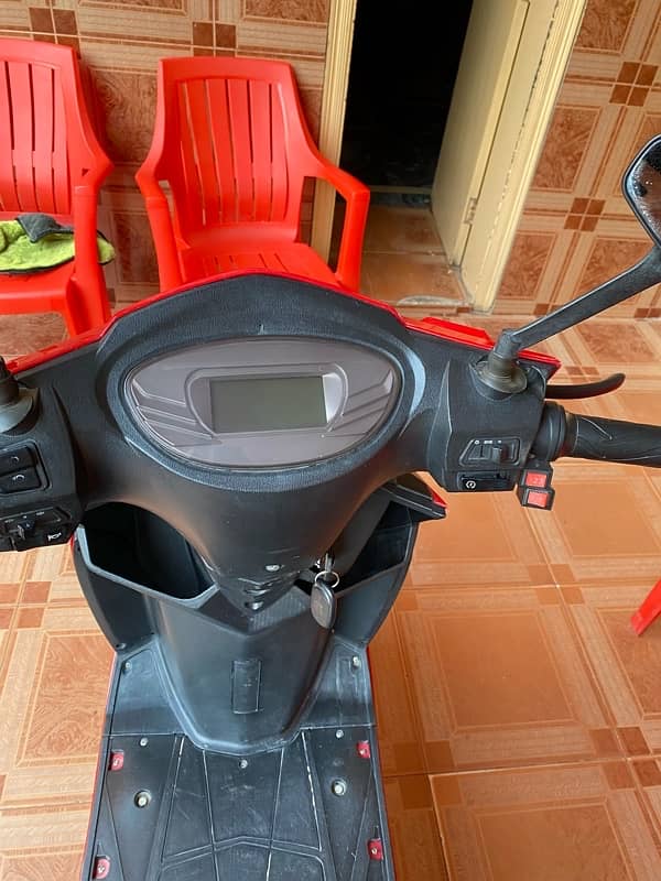 Electric Scooty Crown 800watt in New condition 9