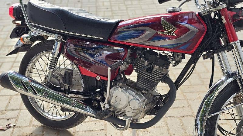 Honda CG 125 2023 RED karachi Number 1