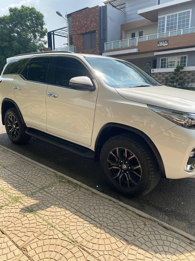 Toyota Fortuner V 2020 0