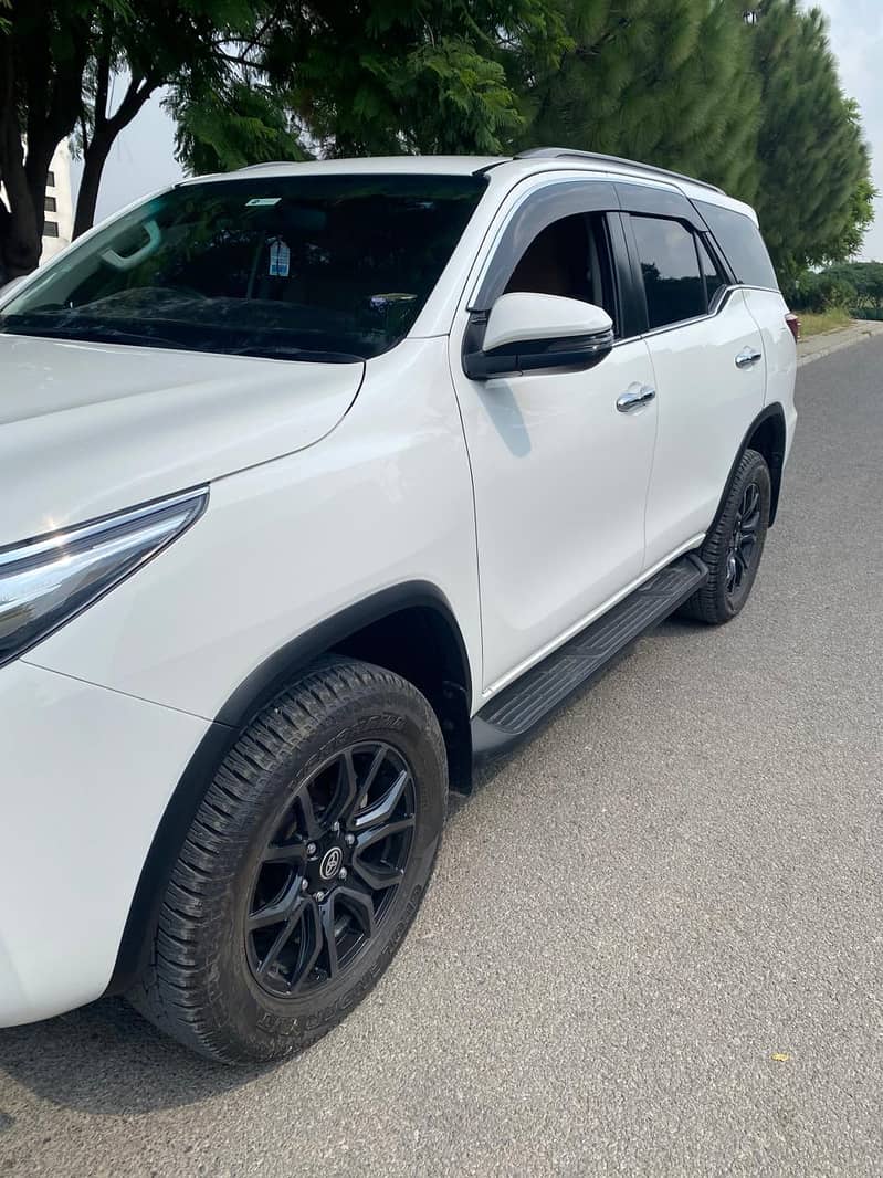 Toyota Fortuner V 2020 1