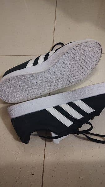 Adidas original sports shoes 2