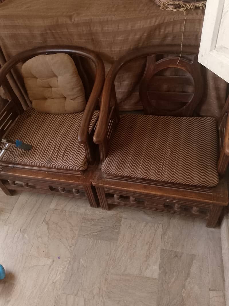 I am selling ,,5 seater wooden sofa 2