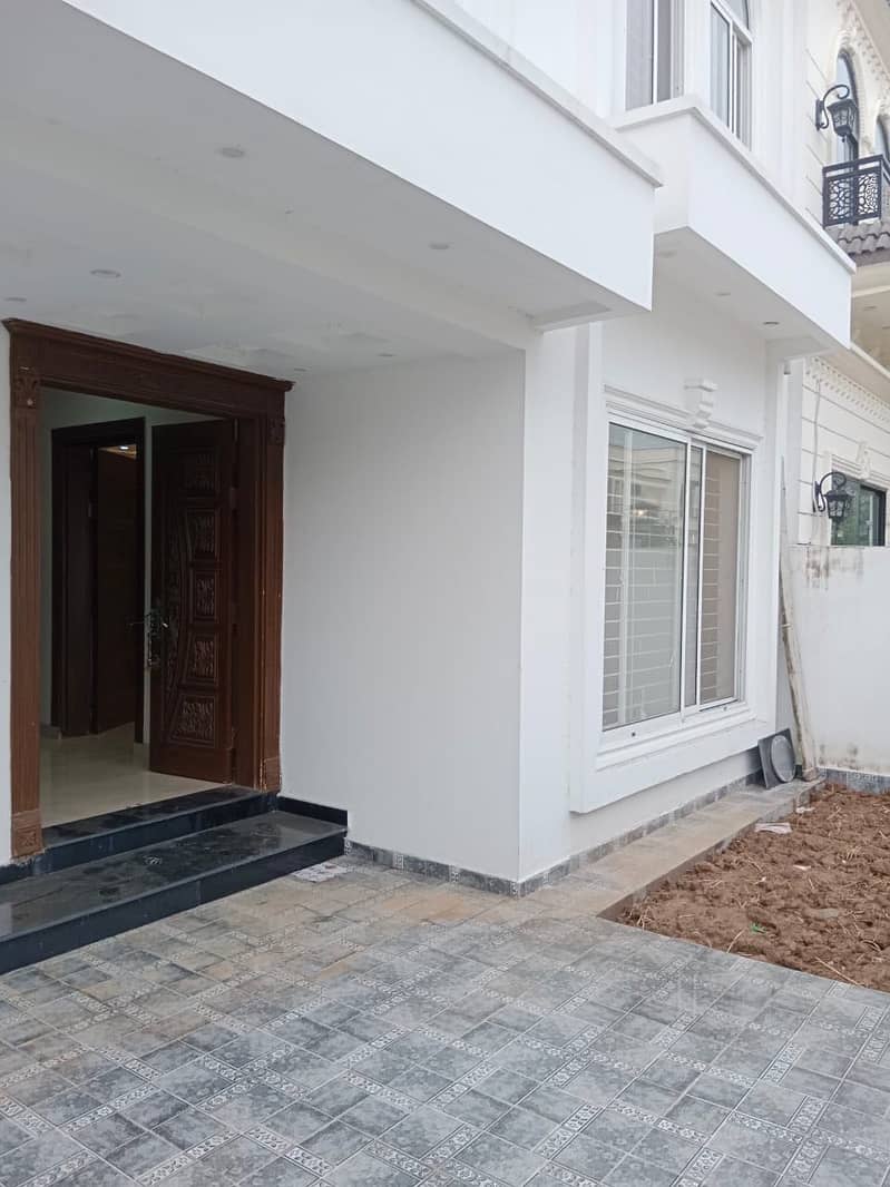 10 Marla New House for Rent 2