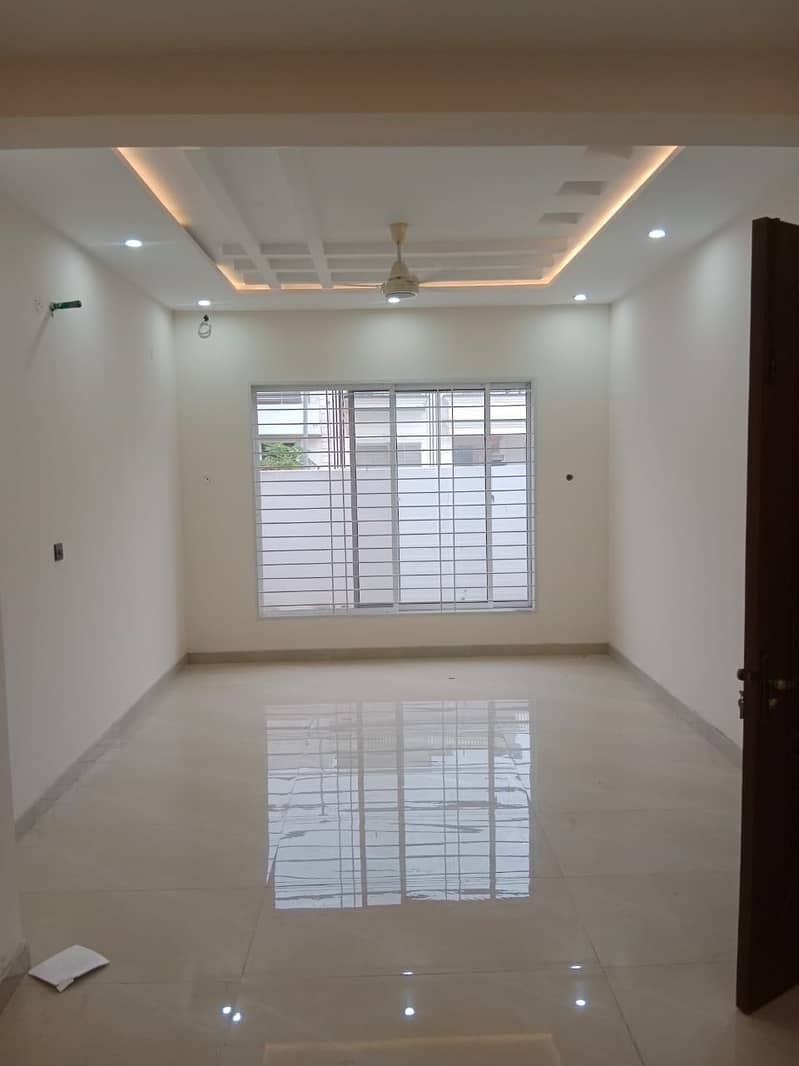 10 Marla New House for Rent 16