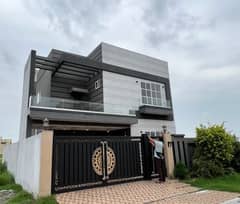 10 Marla Modern House For Rent