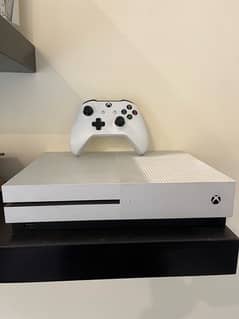 Xbox One S (barely used)