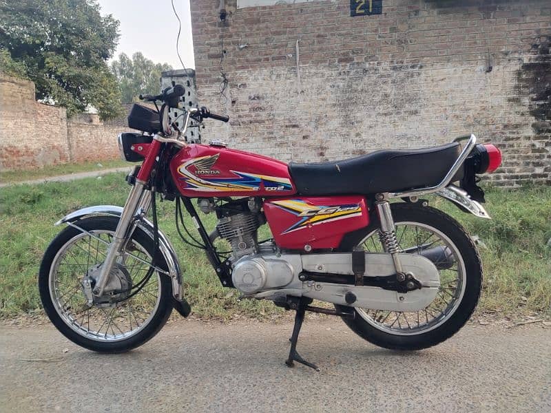 Honda 125 . . urgent sale ph # 03076349024 2