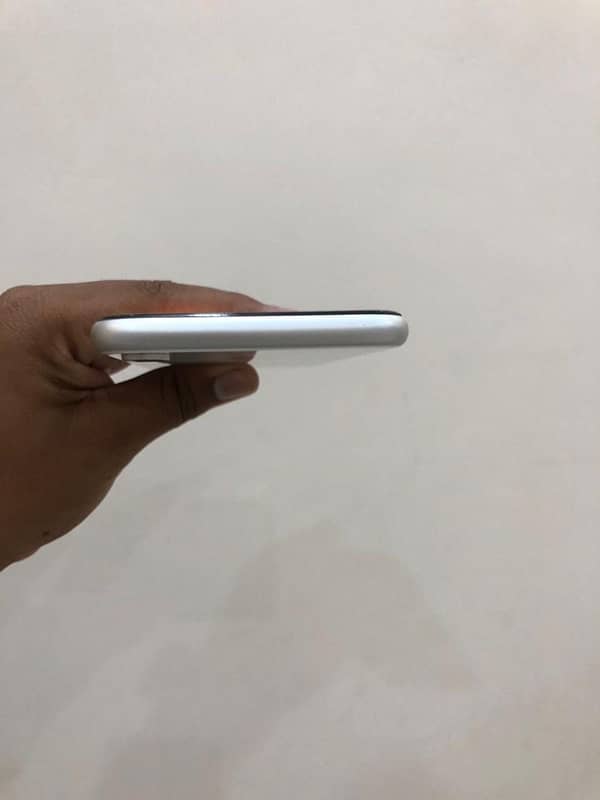 Iphone XR 64 GB PTA Approved 5