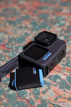 GoPro hero 10 with box, 1 battery and other accessories 0