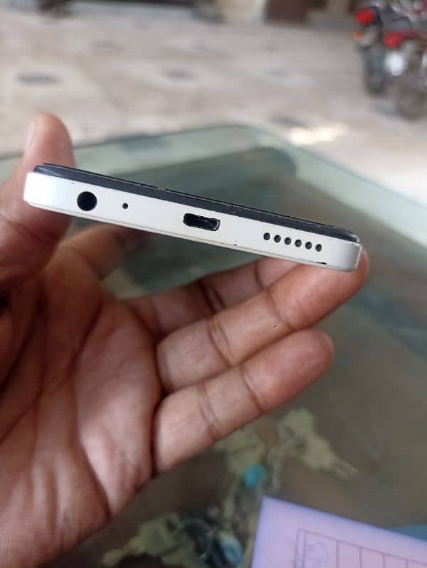 4/64infinix mobile 10 by 9 condition 5