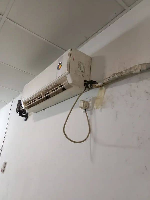 hair Ac split inverter 1.5 available good condition 1