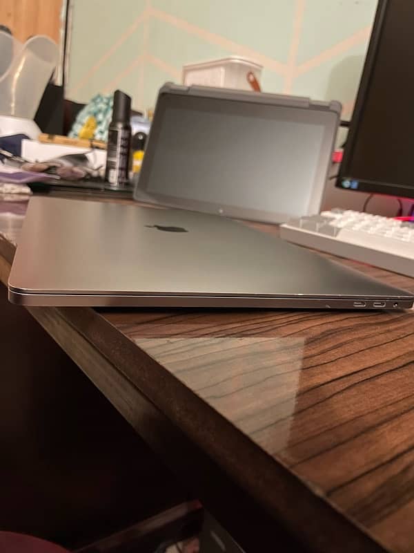 MACBOOK PRO 2018 15INCH 7