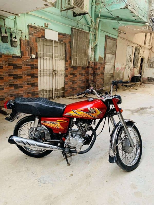 Honda 125 2016 karachi number mint condition 2