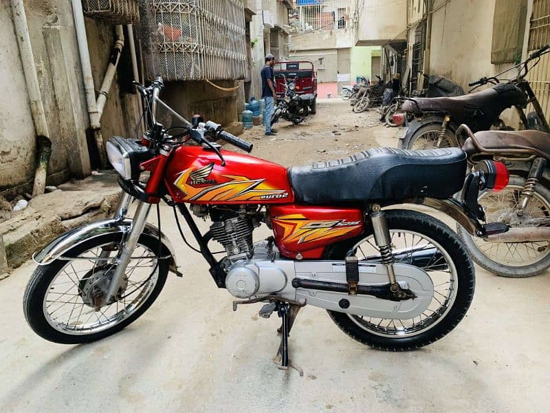 Honda 125 2016 karachi number mint condition 3